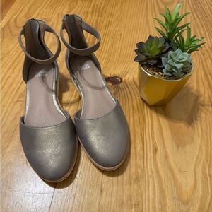 NWOB Eileen Fisher Emmet Metallic Ankle Strap Flat Women’s SIZE 8